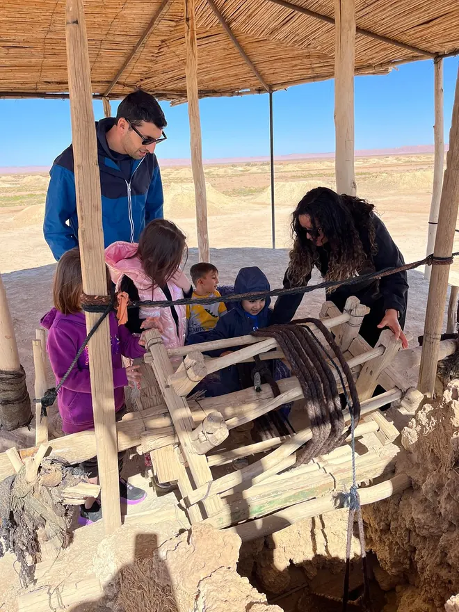 ילדים ומבוגרים בגג קסבה בדרום מרוקו